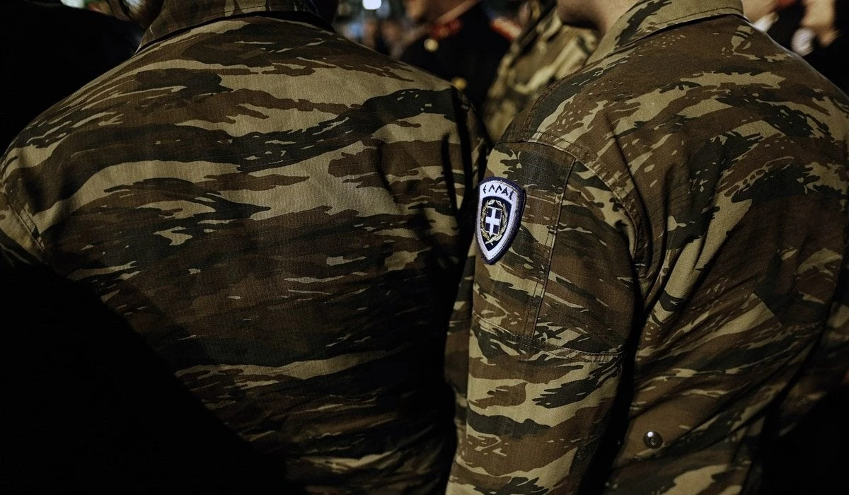 «Αλλεργία» απάτριδων στα εθνικά μας σύμβολα: Ξυλοδαρμός φαντάρου επειδή φορούσε το εθνόσημο – Μανιφέστο κατά του Ελληνισμού